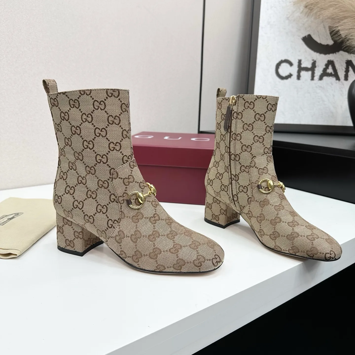 👟👟Ex-factory price 740👟👟 Gucci Gucci 2025G new autumn and winter classic horsebit thick heel short boots. The main series is finally available, and the products are worth looking forward to! Original classics create new designs ✨ Purchasing agent level! Full of high-end feel! A favorite among bloggers at home and abroad, it is retro and fashionable, easy to wear and looks great on your feet! Mainly recommended by the official website, new colors are constantly updated 🆕 ▪️Upper: original calfskin/cloth ▪️Inner lining: imported sheepskin ▪️Outsole: Italian leather outsole ▪️Heel height: 3.5cm ▪️Shoe size: 35-39 (40.41.42 can be customized)